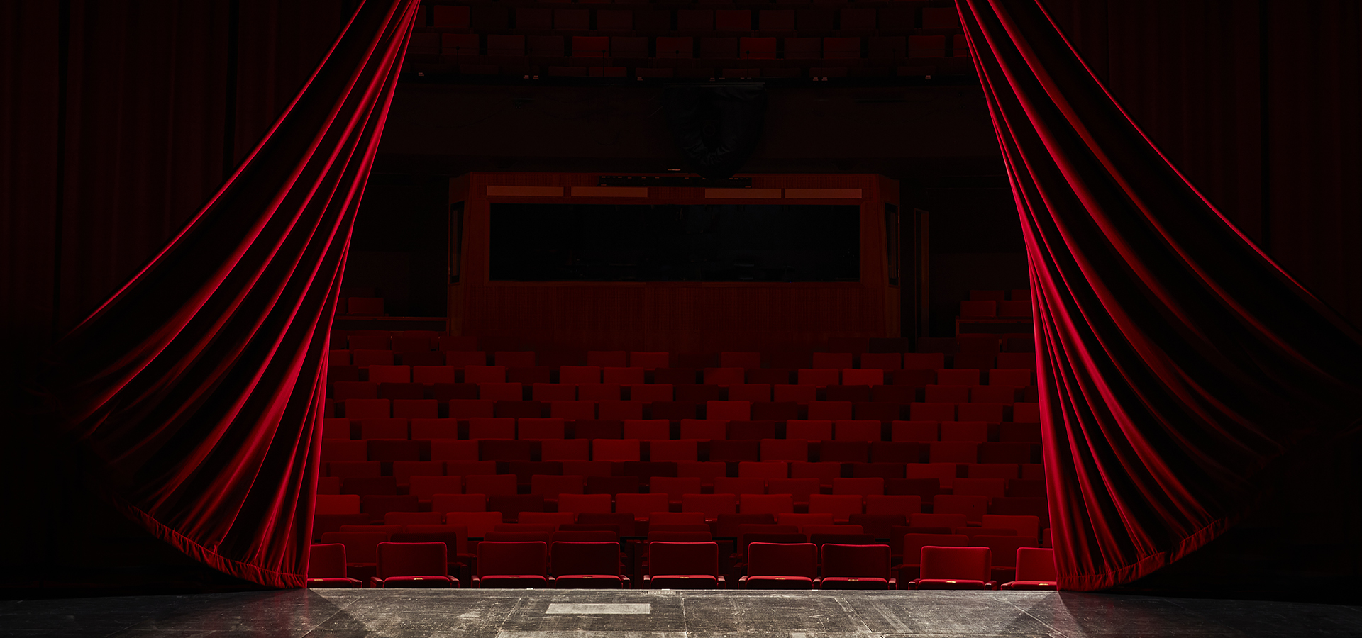 Vy över publikplatser i stora scenens salongen från scengolvet.