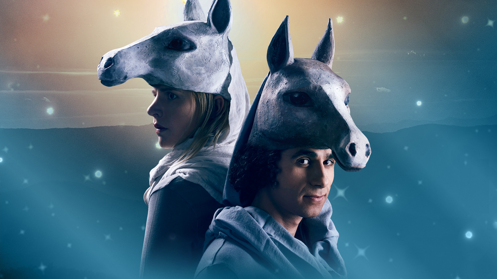 Karaktärerna Skorpan och Jonathan rygg mot rygg med hästmasker uppe på huvudet. 
