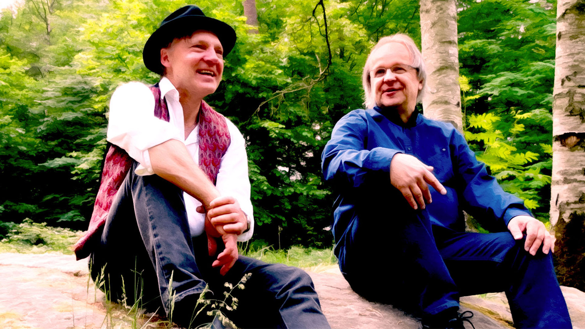 Klickbar bild I livets villervalla. Artisterna Lennart och Markku sitter avslappnat på en stenhäll med skog och gröna blad i bakgrunden. Lennart bär hatt och väst, Markku i mörkblå skjorta.