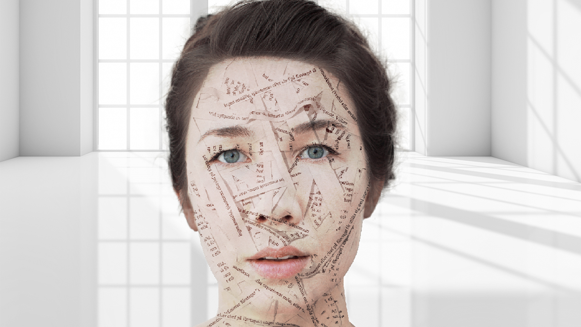 Kvinna med transparenta remsor av utklippt text i ett virrvarr över ansiktet. 