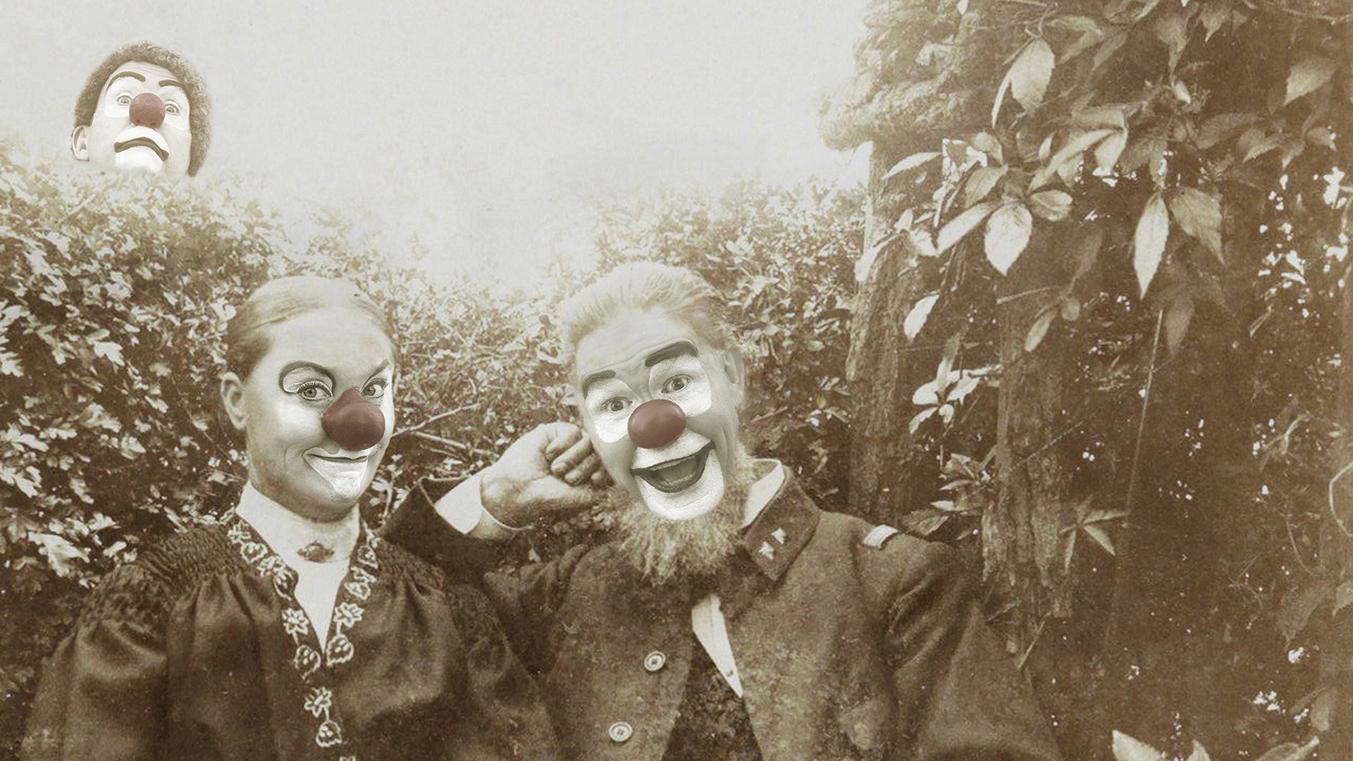 En bild i gammaldags stil, sepiafärgad. Två clowner på en bänk i förgrunden, en tredje clown sticker upp huvudet bakom en buske i bakgrunden.