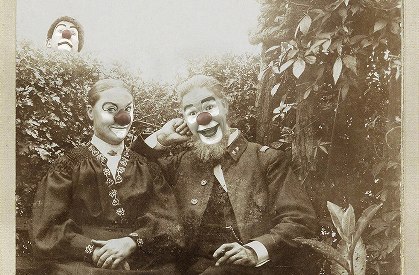 Klickbar bild Dödsdansen. En bild i gammaldags stil, sepiafärgad. Två clowner på en bänk i förgrunden, en tredje clown sticker upp huvudet bakom en buske i bakgrunden.