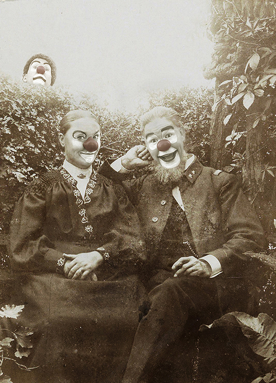 En bild i gammaldags stil, sepiafärgad. Två clowner på en bänk i förgrunden, en tredje clown sticker upp huvudet bakom en buske i bakgrunden.