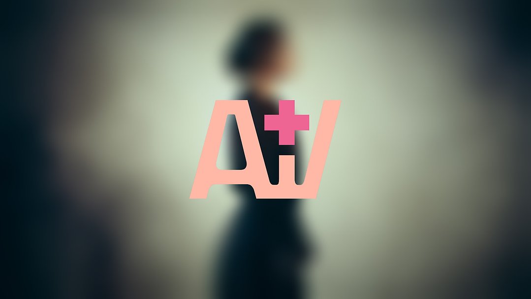 Kvinna i mörk klänning står i profil mot en ljus bakgrund med dimma med logotypen för AW+ framför.